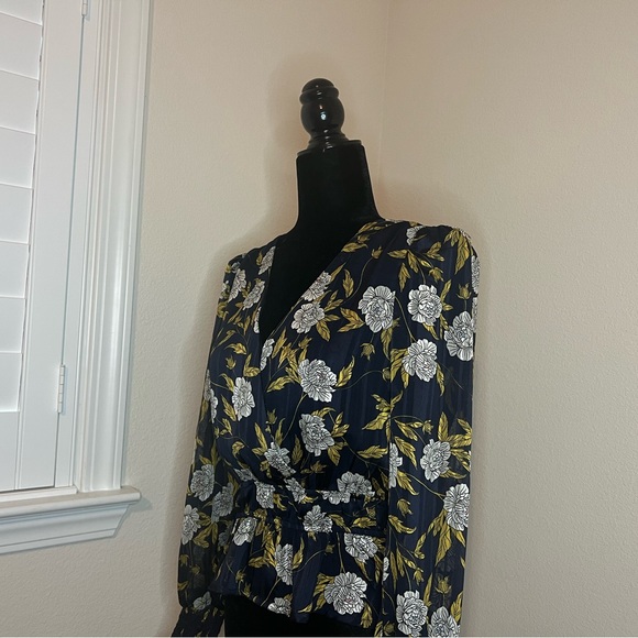 ASTR The Label V-Neck Long-Sleeved Top - Size Small - Picture 3 of 8